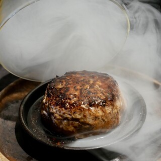 瞬間燻製ハンバーグ！トッピングのトロけるチーズもオススメ！