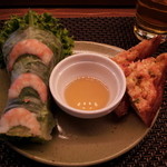 モンスーンカフェ  - 中央は春巻きのタレ