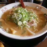 楽縁 - 豚骨醤油ラーメン（斜上）