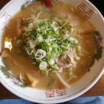 楽縁 - 豚骨醤油ラーメンです