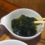 キッチン ブルー グローブ - 具沢山なわかめスープ