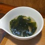 キッチン ブルー グローブ - 磯の香りのわかめスープ