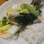 キッチン ブルー グローブ - お新香、わかめ、サラダでいただきます