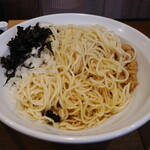 麺処 にぼし香 - 背脂の和え玉の麵とその下の油ダレ