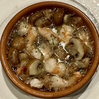 エサカイタリアン オカムー - 海老とマッシュルームのアヒージョ