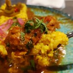 スパイシーカリーハウス 銀座半月 - 梅しそチキンのスプーン上げ