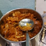 スパイシーカリーハウス 銀座半月 - 卓上の福神漬け