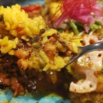 スパイシーカリーハウス 銀座半月 - ほうれん草キーマのスプーン上げ