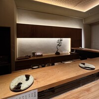 鮨処 石ばし - カウンター席は少し暗めで落ち着く雰囲気でした