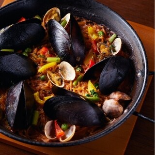 塩を使わず魚介の旨みだけで炊き上げる絶品パエリア