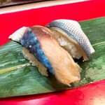立喰 さくら寿司 - こはだ165円、しめさば165円