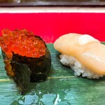 立喰 さくら寿司 - イクラ440円、生ホタテ550円