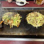 お好み焼 風月 - 野菜炒め1300     と途中の豚玉 ｷｬﾍﾞﾂの焼き目がいい感じ