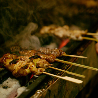 30年以上続く秘伝のタレで味わう、ジューシーな【炭火焼鳥】！
