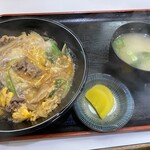 富士 - 他人丼
      みそ汁と沢庵付きです