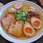 きく屋 - 特製ラーメン（煮玉子、チャーシュー２、ワンタン２、鶏だんご）