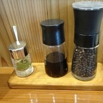 暁 製麺 - 黒胡椒、ラーメンダレ、柚子胡椒