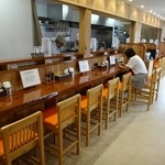 暁 製麺 - 広い店内、奥にはテーブル2つ