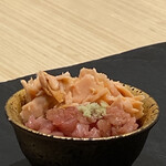 鮨 浜はち - 鮪と時知らず鮭のお猪口丼