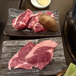 なまらむーちょ - 奥が肩ロース、手間はランプ