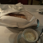 ルース クリス ステーキハウス - パンとバターも美味しいです