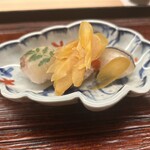 楽心 - 淡路の鯛、スモークサーモン、サヨリのてまり寿司、自家製カラスミと共に