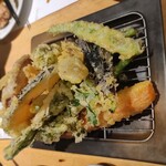 ヤマヤ鮮魚店 弥平 - 11種類の三浦野菜天ぷら盛り合わせ (単品注文)