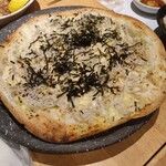 ヤマヤ鮮魚店 弥平 - しらすと海苔のピザ