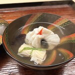 楽心 - アイナメと結び湯葉の碗物、梅肉、赤紫蘇と　鞠碗で