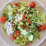 ブラッスリー・ベルデマール - サラダのトッピングナッツ　クコの実大好きなものだらけ