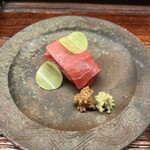 楽心 - 勝浦のマグロ（米麹あけがらし、胡瓜の桂むき）