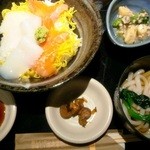 Hokkaido - 【２回目】日替わりランチ　780円　のメインはサーモンとイカの海鮮丼　小さなうどんと小鉢がつく