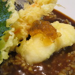 カレーハウス すぷ～ん - 海老に、甘味のある茄子、大葉。
      
      ふわふわの鱧には、コンソメのジュレがのせられて。
      