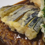 カレーハウス すぷ～ん - 揚げ立ての天ぷらはサクサクで軽い仕上げに。