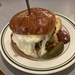 S.B.DINER TOKUSHIMA - プレミアムチーズバーガー（サイドから）