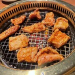 銀座 王十里 - ミノを焼いているところ