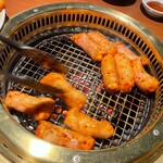 銀座 王十里 - ホルモンを焼いているところ