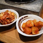 炭火焼肉ホルモンさわいし - キムチ、カクテキ
