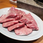 炭火焼肉ホルモンさわいし - 和牛特選ハラミ、黒毛和牛特選タン断面