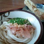 川部うどん - ちくわのねじれ具合も