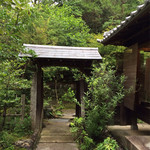 Momogusa Kafe - 趣きのある庭門。