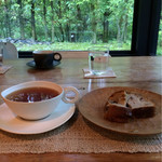 Momogusa Kafe - 紅茶とパンを頂きます。
      佐藤雅信さんの器って素敵♡
