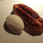 ラ・ソラシド フードリレーションレストラン - ほろ苦いキャラメルのエクレアと塩ミルクジェラード