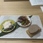 鮨ト酒肴 富かわ - 左端が指名手配の酒泥棒　酒盗のクリームチーズ和え