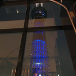 ラ・ソラシド フードリレーションレストラン - テーブル席からすぐ上を見上げるとスカイツリー