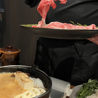 銀座 牛乃季 - すき焼きを調理してくれる