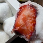 秀月堂 - 苺と求肥の間にあんこがうっすらあるフォルムのいちご大福　甘さが絶妙です