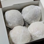 秀月堂 - いちご大福　今年の苺は軒並み大粒で、値段は据え置きだからお得だよと言われました　大福が大き過ぎていつもの箱がパンパンです