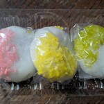 秀月堂 - いがまんじゅう　秀月堂さんでは粒あんとこしあんの両方を提供してます　いがまんじゅうはどっちもおいしいですが、今回はこしあん　３色揃ってるのがお供えっぽくて良いです