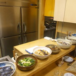 千代娘 - カウンターにズラリと並ぶおばんざい